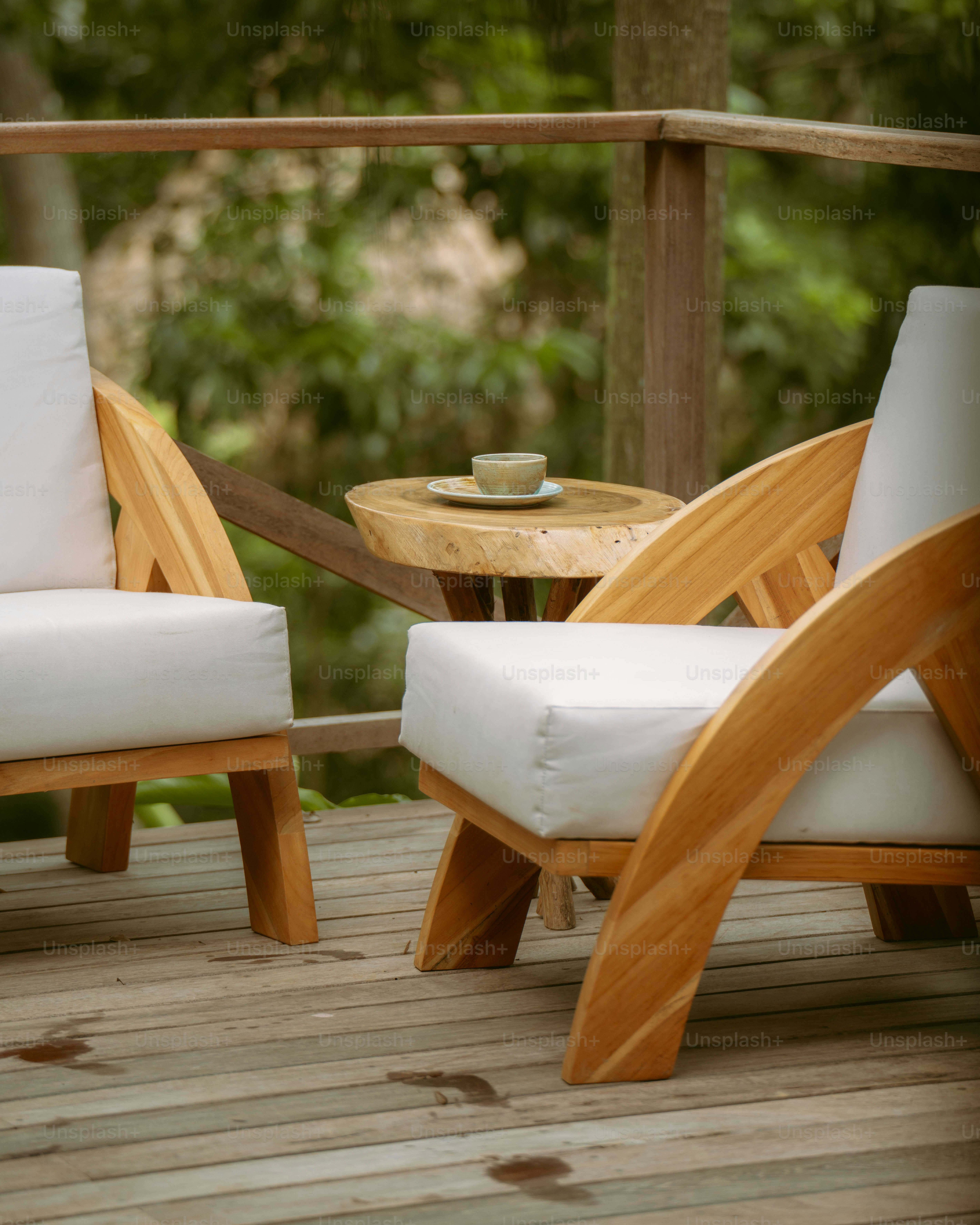 quelques chaises assises sur une terrasse en bois