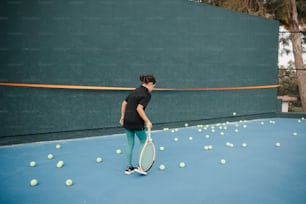 uma mulher em pé em uma quadra de tênis segurando uma raquete de tênis