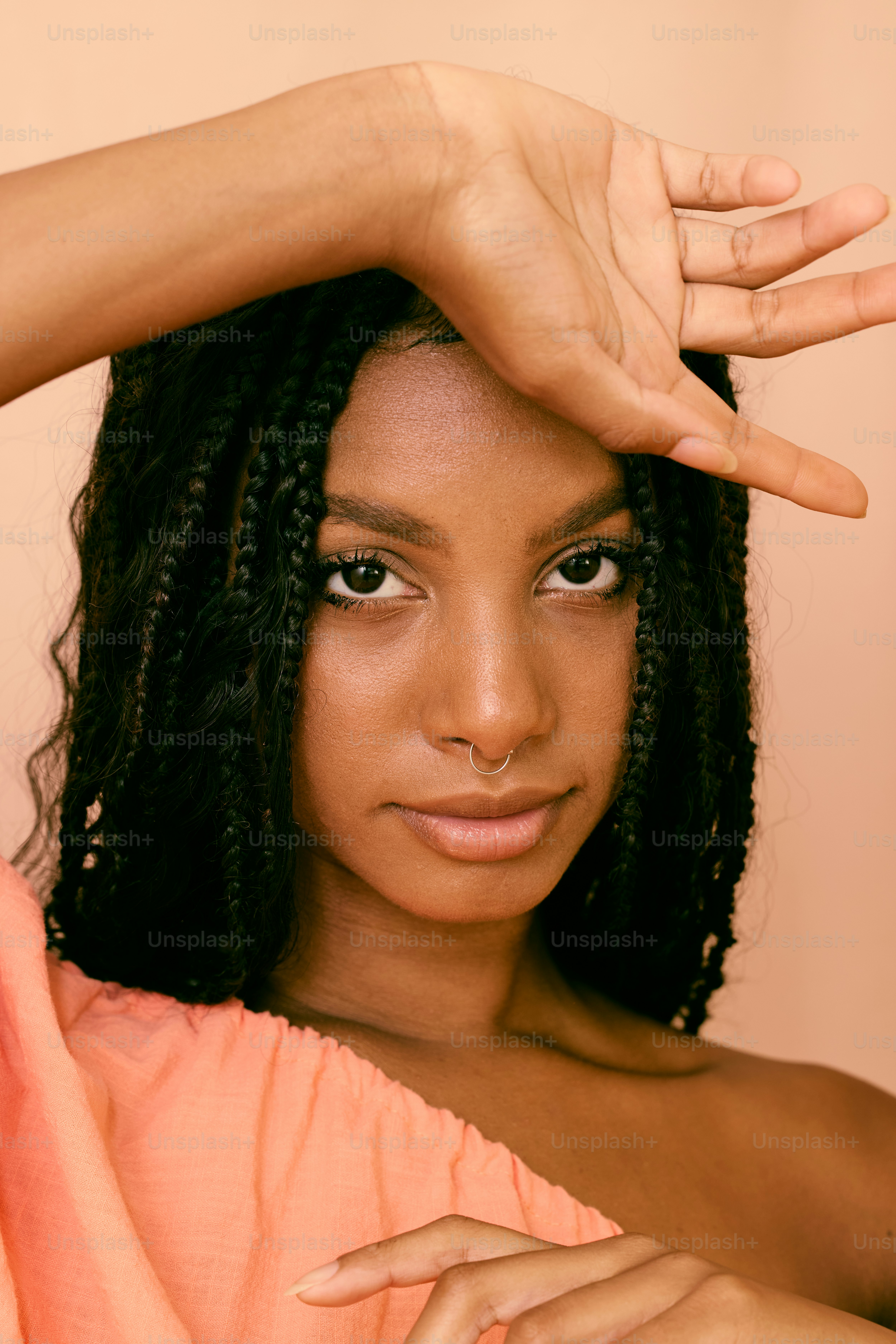 eine Nahaufnahme einer Person mit einer Hand auf dem Kopf