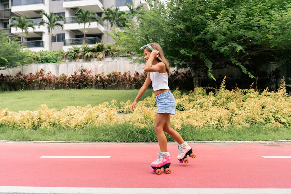 una donna che va in skateboard lungo una strada