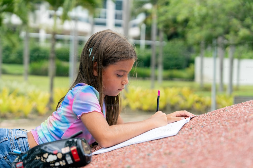 une jeune fille écrivant sur un morceau de papier