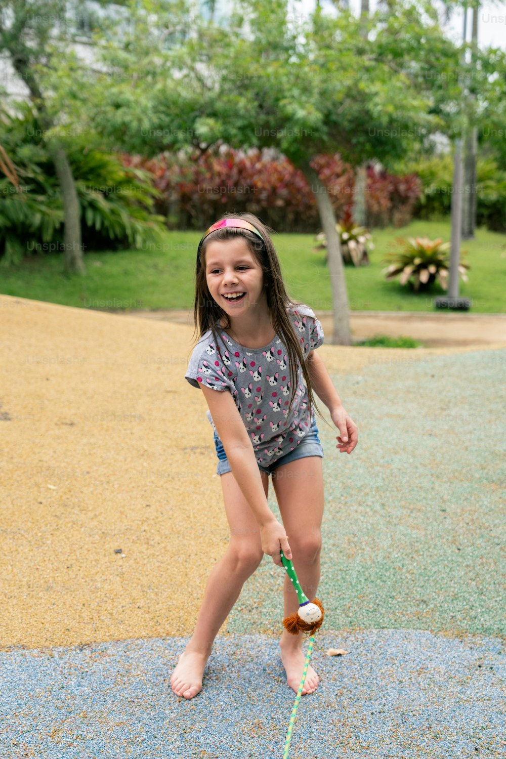 Une jeune fille joue avec un frisbee