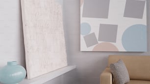una sala de estar con un sofá y un cuadro en la pared