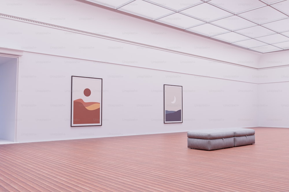 uma sala vazia com três pinturas na parede
