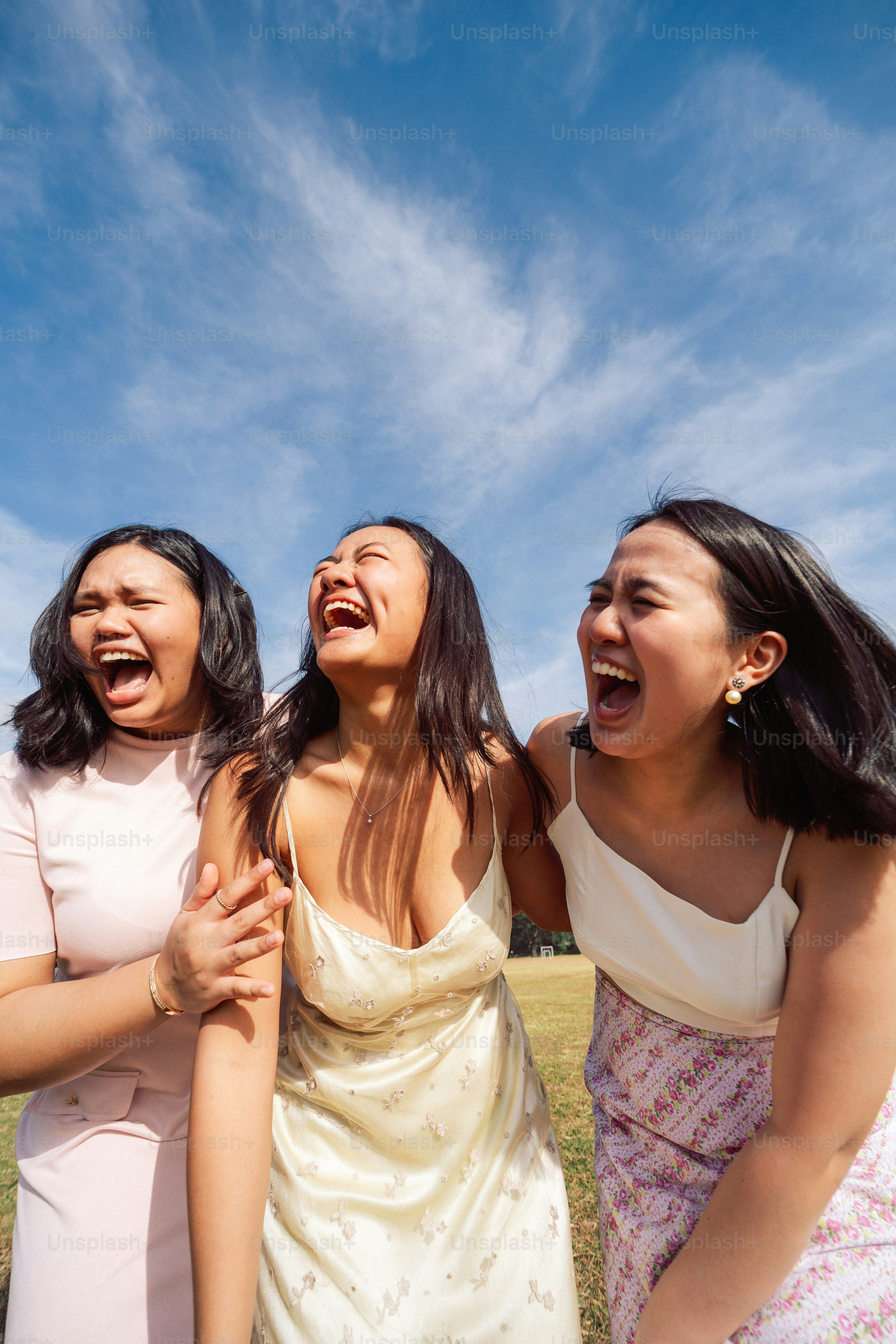un gruppo di donne in piedi l'una accanto all'altra