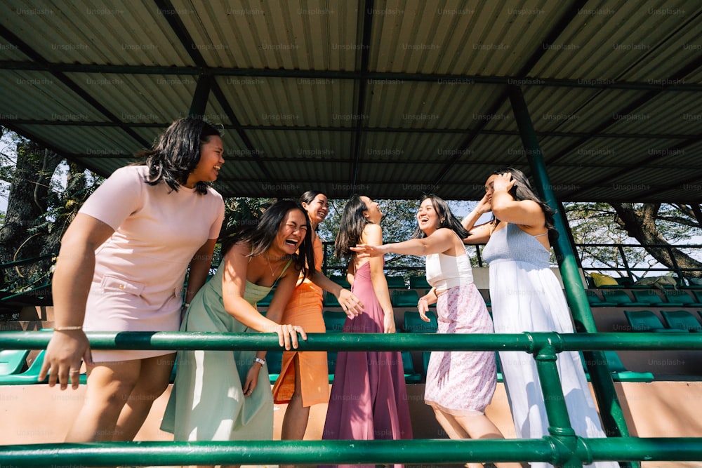 um grupo de mulheres em pé um ao lado do outro em uma quadra de tênis