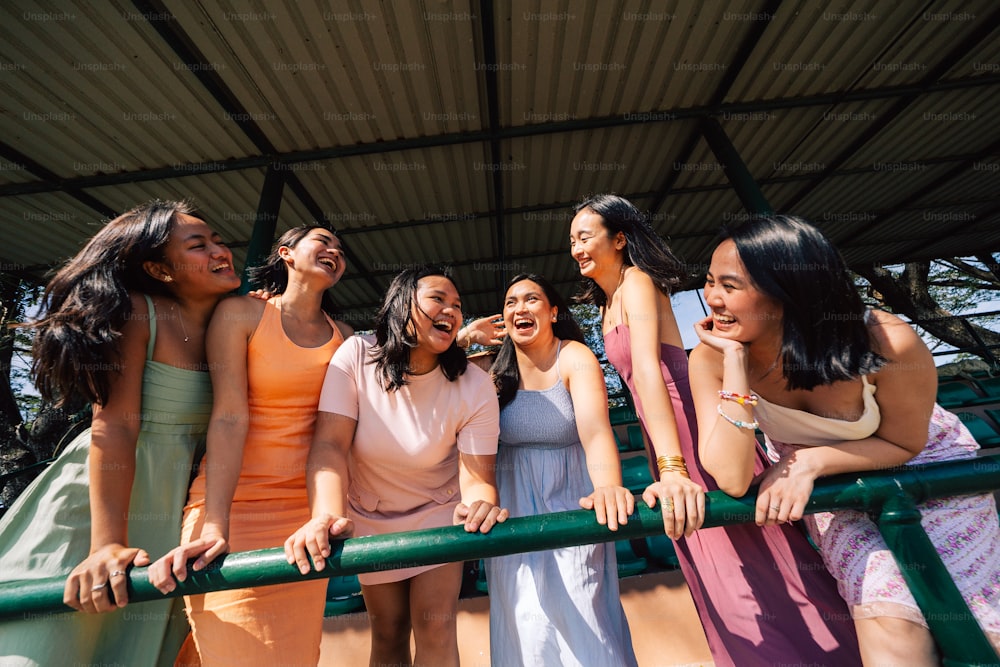 un groupe de femmes debout les unes à côté des autres sur un court de tennis
