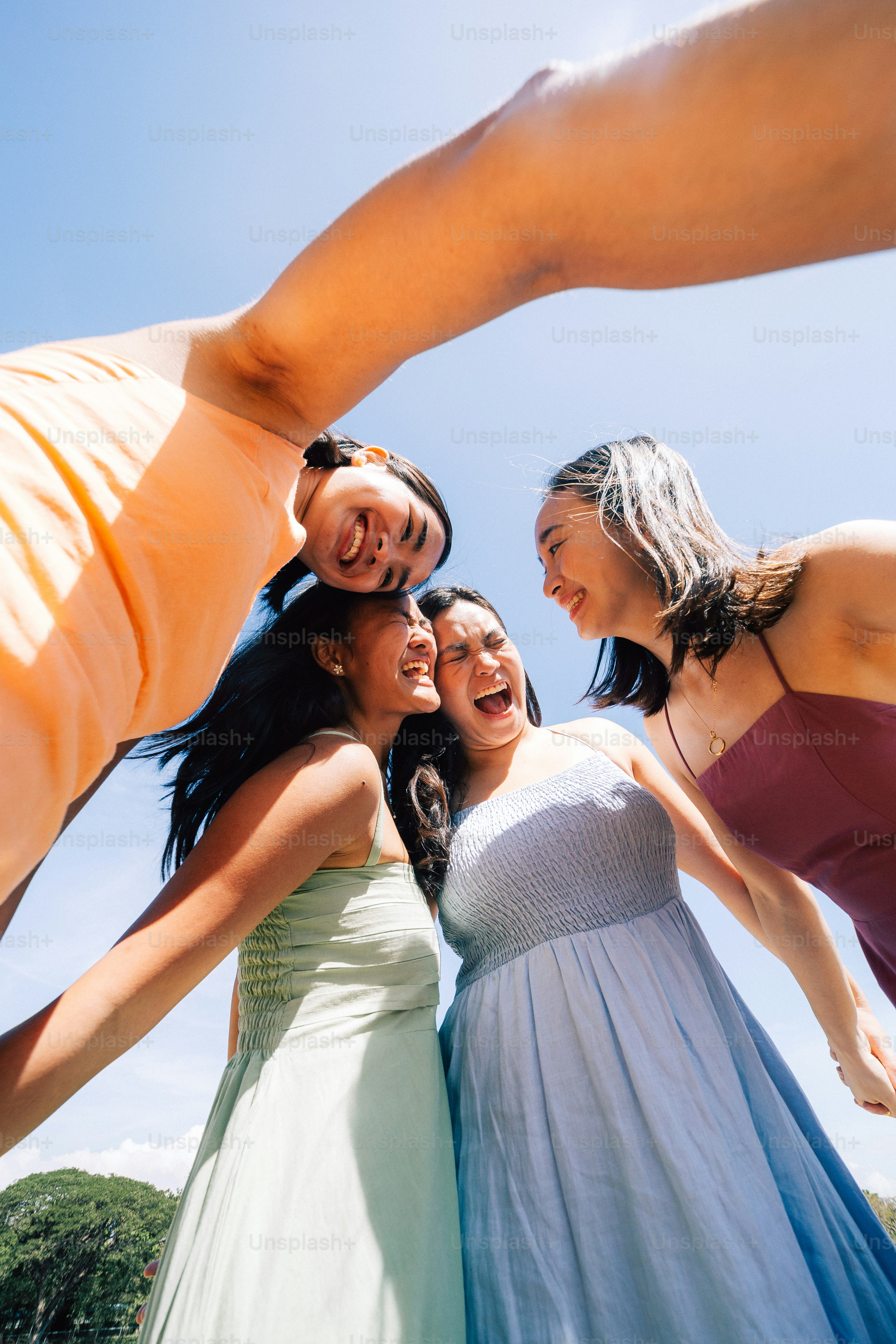 un gruppo di giovani donne in piedi l'una accanto all'altra
