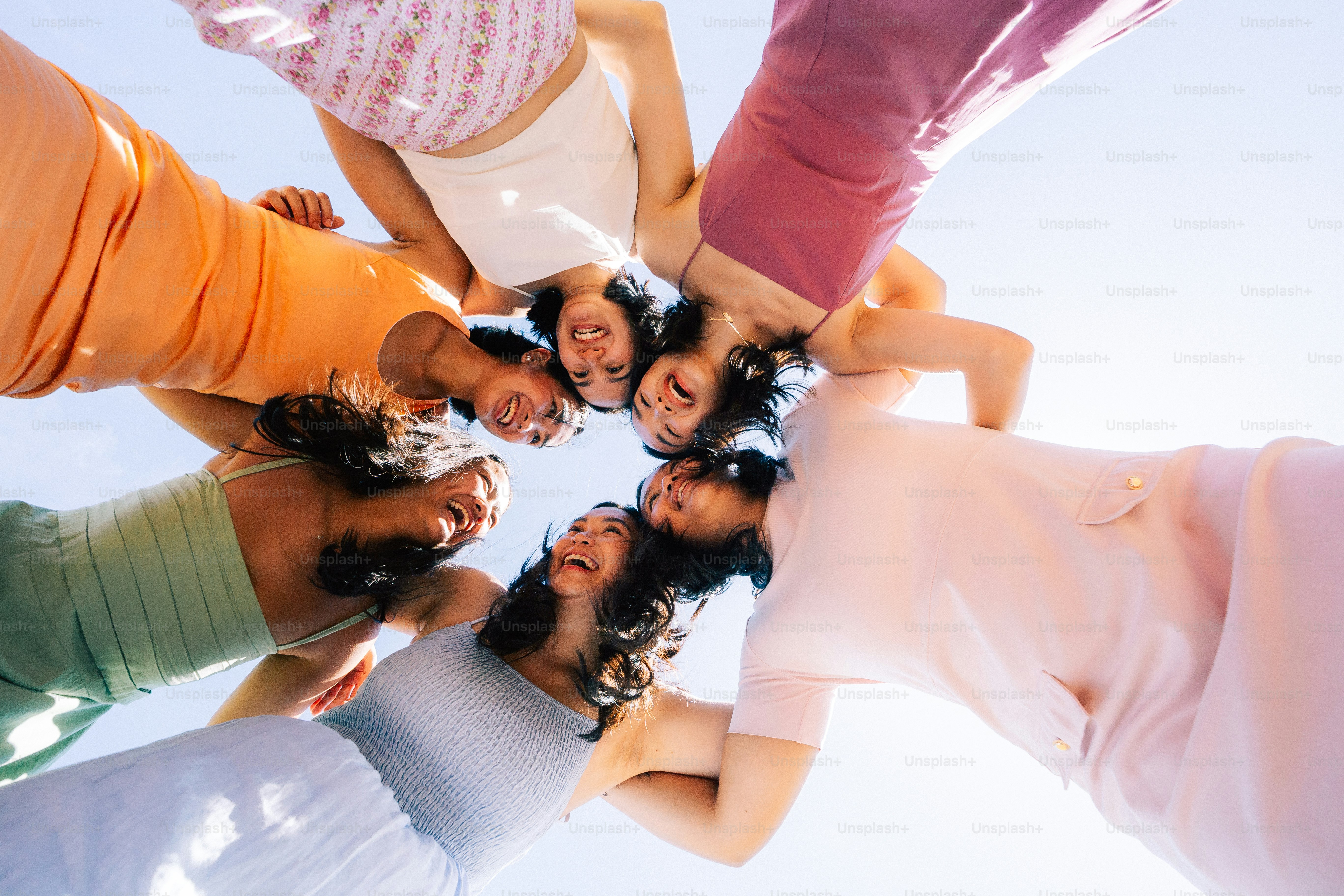un gruppo di persone in piedi in cerchio