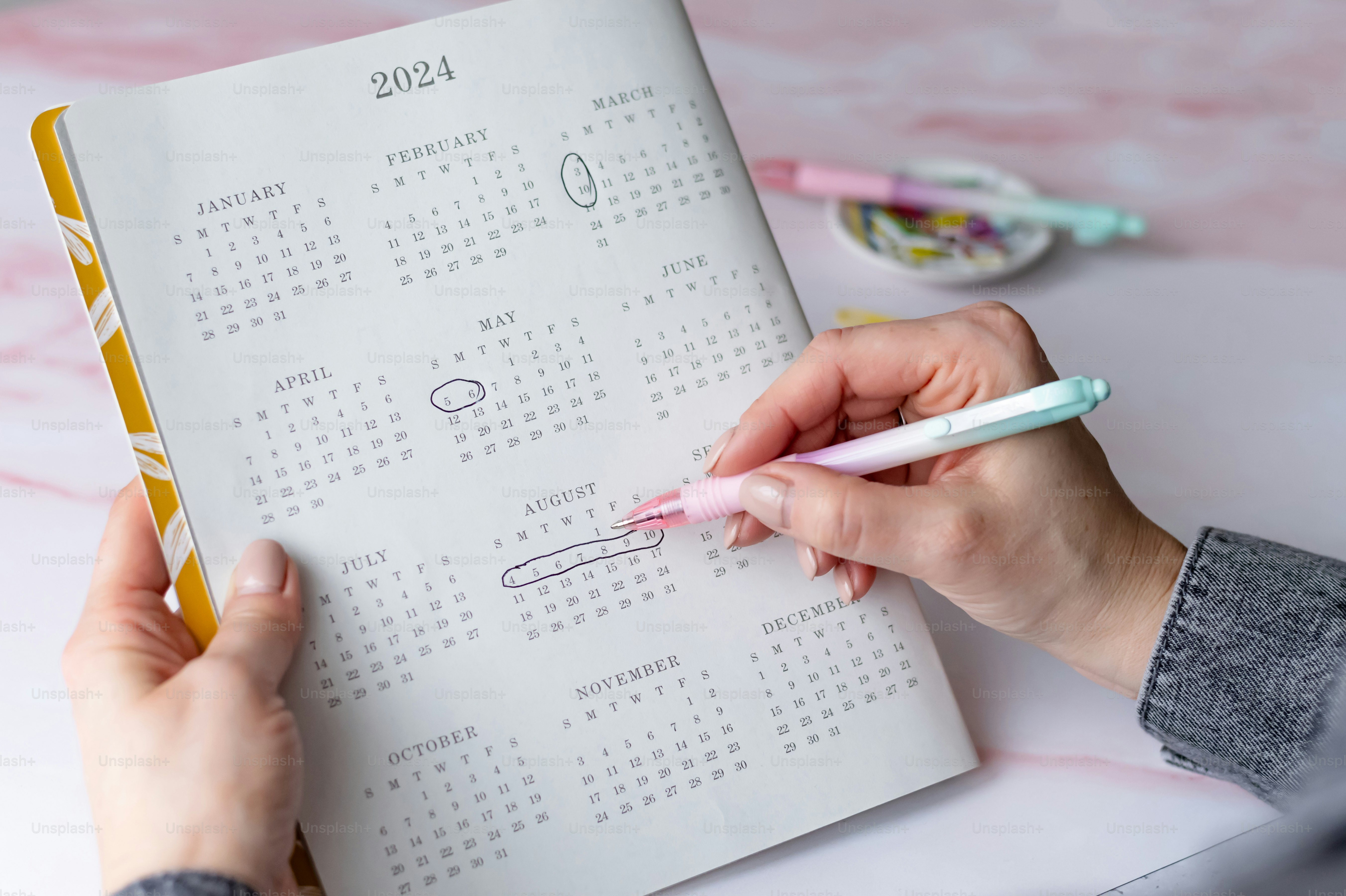 seseorang menulis di buku kalender