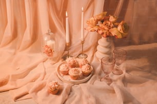 une table garnie de cupcakes et d’un vase rempli de fleurs
