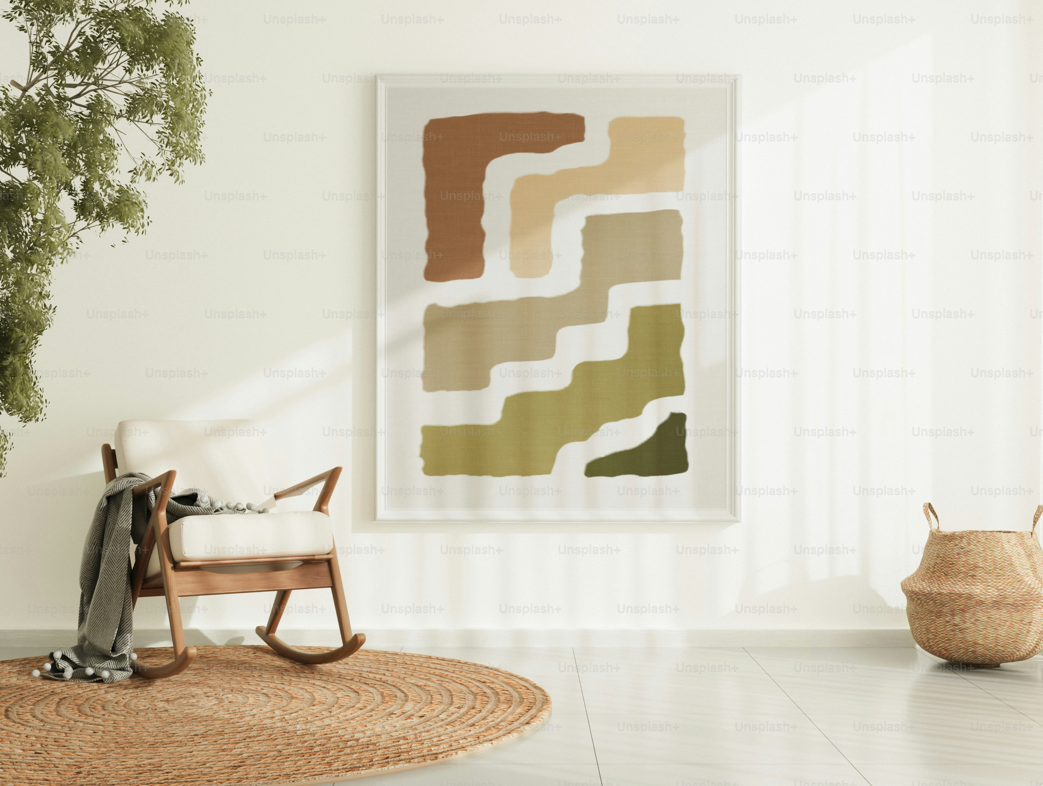 ein Wohnzimmer mit einem Stuhl und einem Gemälde an der Wand