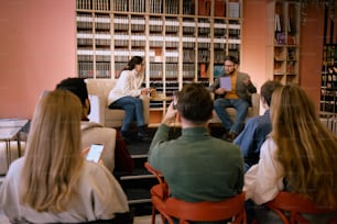un gruppo di persone sedute in una stanza