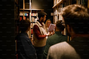 도서관에 서 있는 한 무리의 사람들