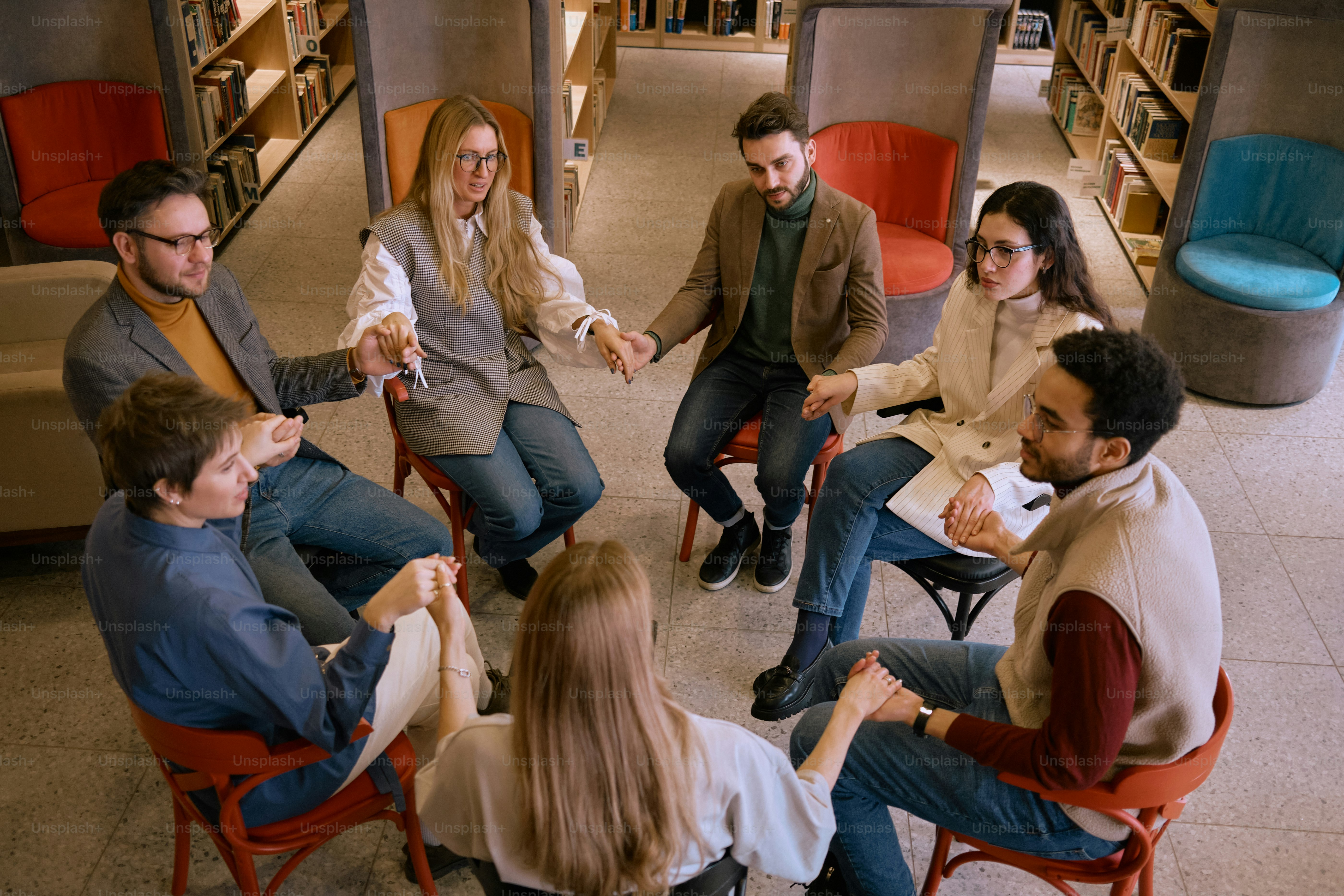 互いを囲んで座っている人々のグループ