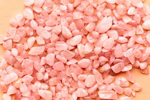 un montón de piedras rosadas encima de una mesa
