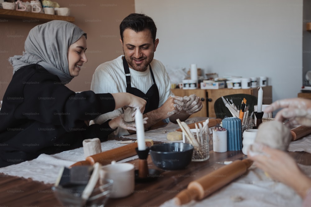 quelques personnes qui sont assises à une table