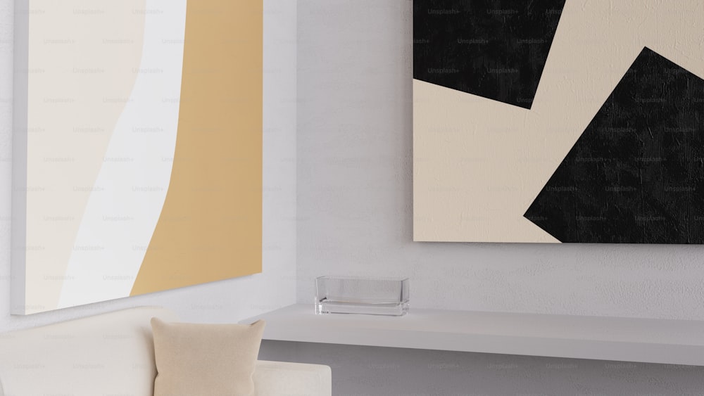 eine weiße Couch, die neben einem Gemälde an einer Wand sitzt