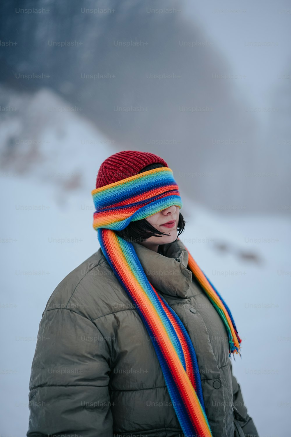 una donna con un cappello multicolore e una sciarpa