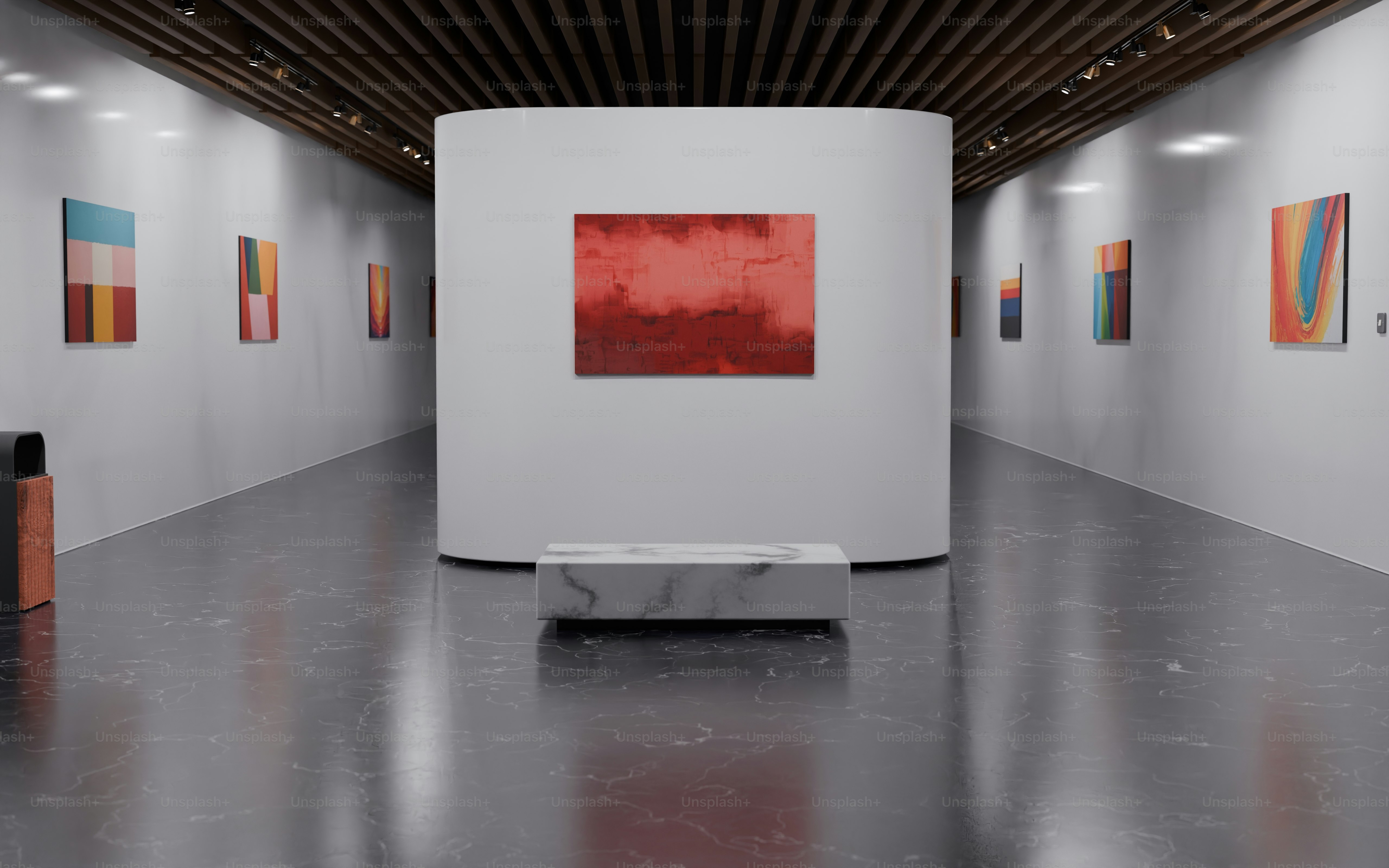 ein weißer Raum mit Gemälden an den Wänden