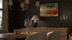 ein Esszimmer mit Tisch und Stühlen und einem Gemälde an der Wand