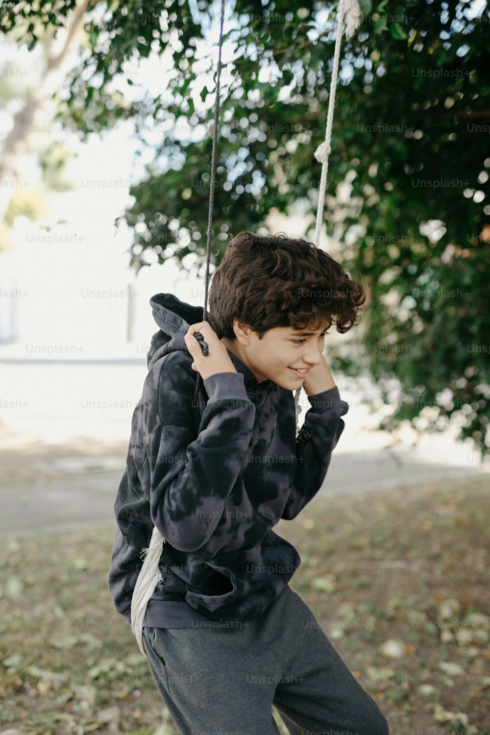 un giovane ragazzo su un'altalena in un parco