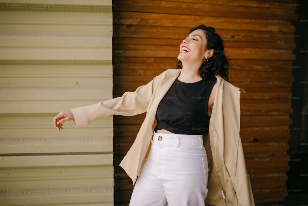 una mujer con una blusa negra y pantalones blancos