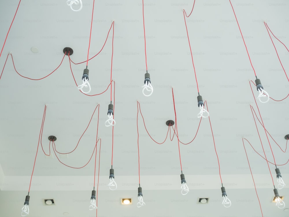 un tas d’ampoules suspendues à un plafond