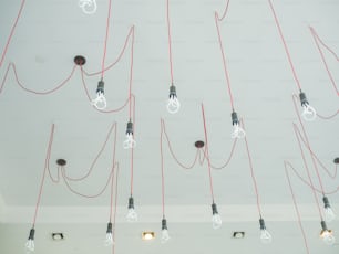 a bunch of light bulbs hanging from a ceiling
