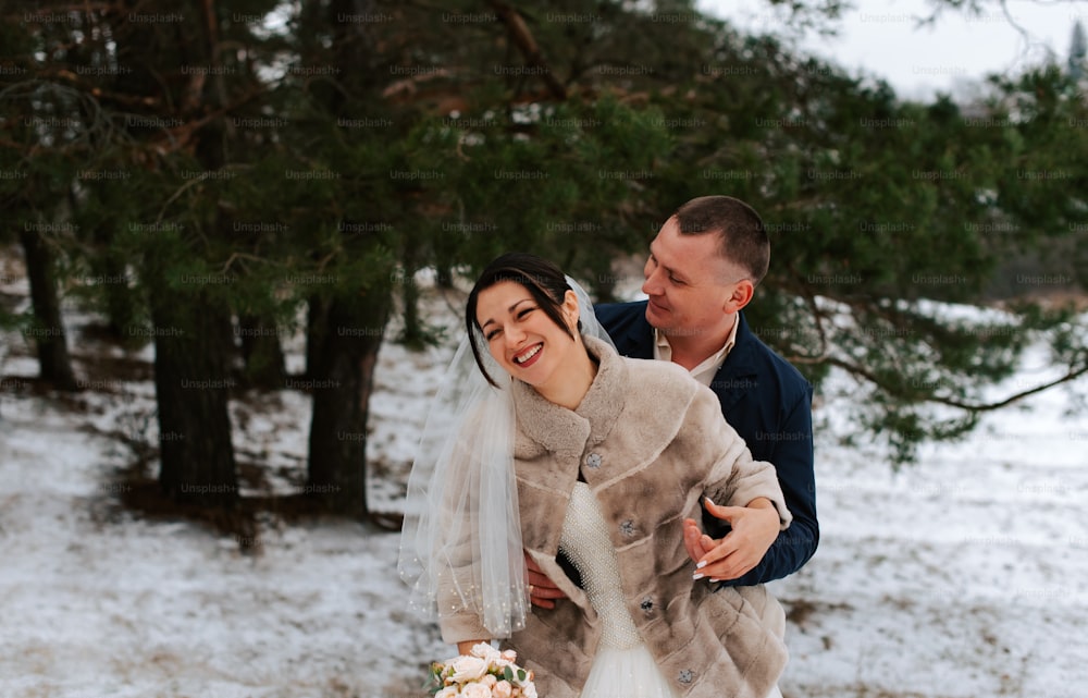una sposa e uno sposo che camminano nella neve