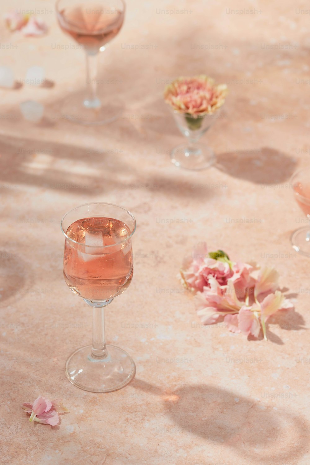 液体で満たされたワイングラスが置かれたテーブル
