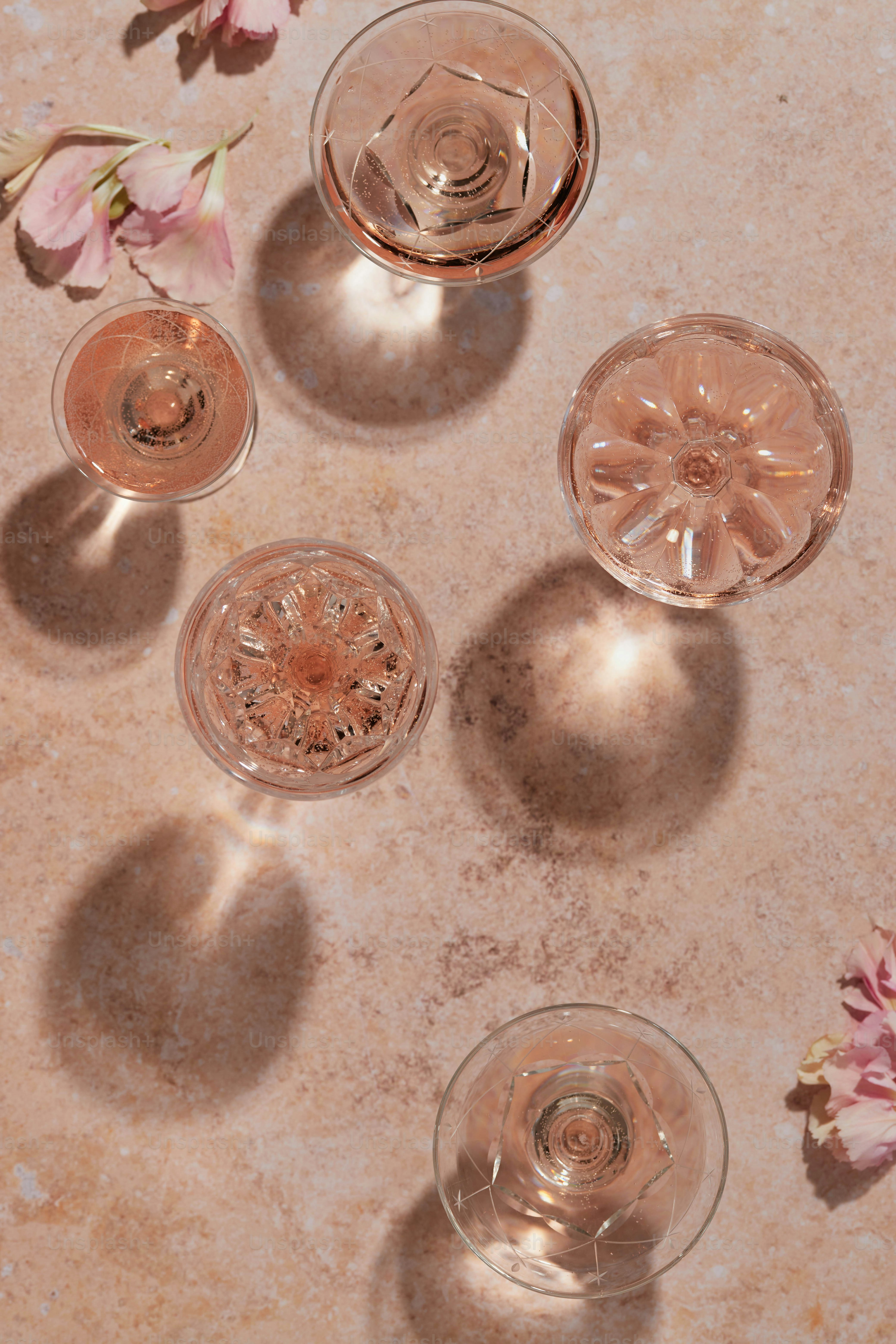 액체가 담긴 유리잔이 놓인 테이블