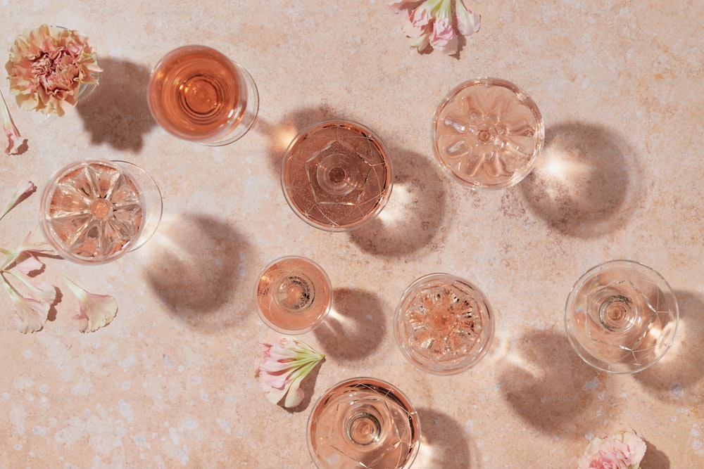 um grupo de taças de vinho sentado em cima de uma mesa
