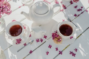quelques tasses de thé posées sur une table blanche