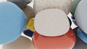 Un grupo de objetos de diferentes colores sobre una superficie blanca