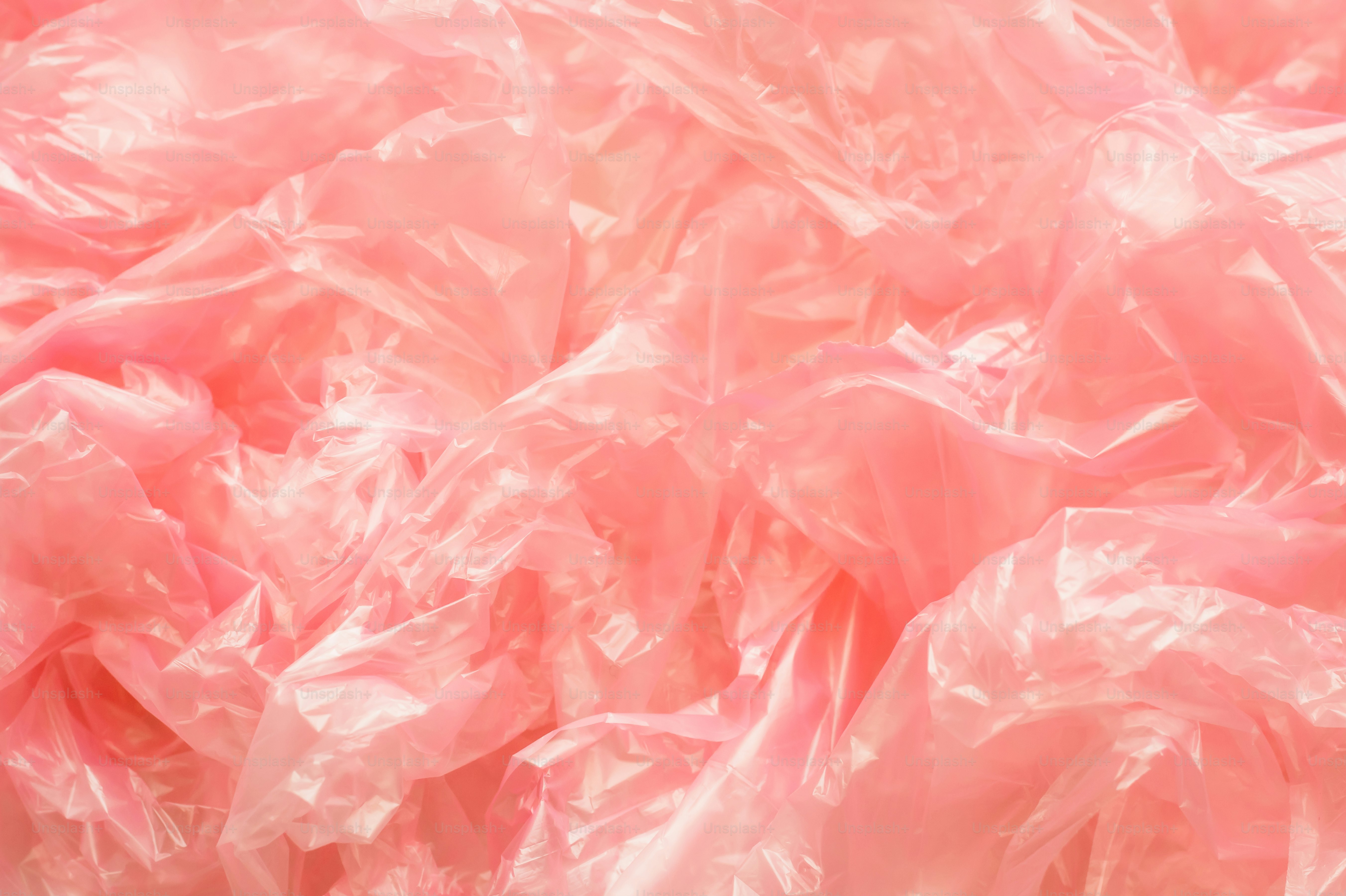 Ein Haufen rosafarbener Plastiktüten liegt auf einem Tisch