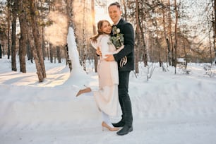 una sposa e uno sposo in piedi nella neve