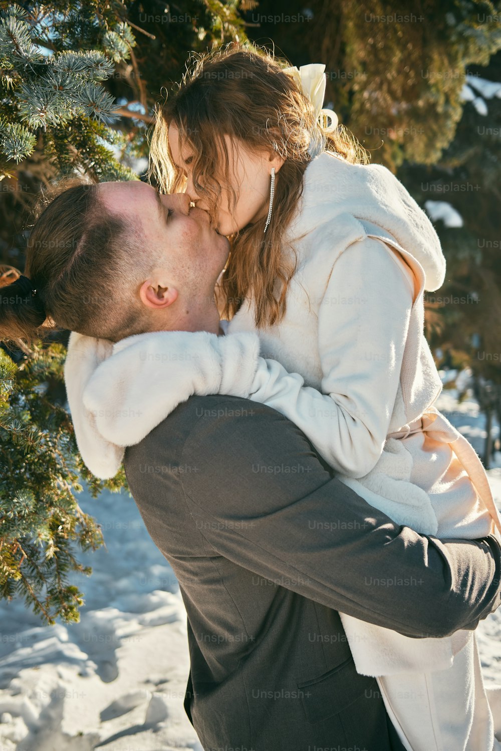 um homem e uma mulher se beijando na neve