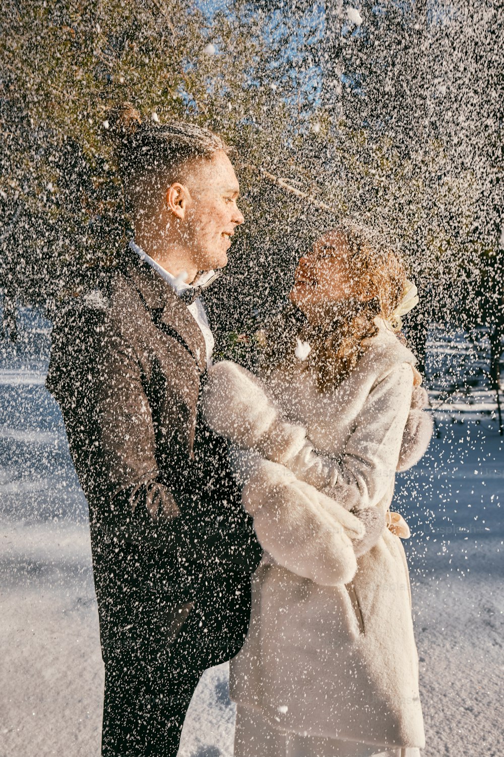 雪の中に立つ男と女