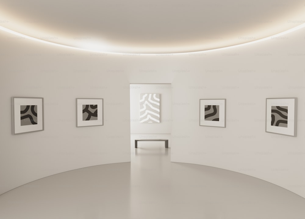 ein weißer Raum mit vier Schwarz-Weiß-Bildern an der Wand