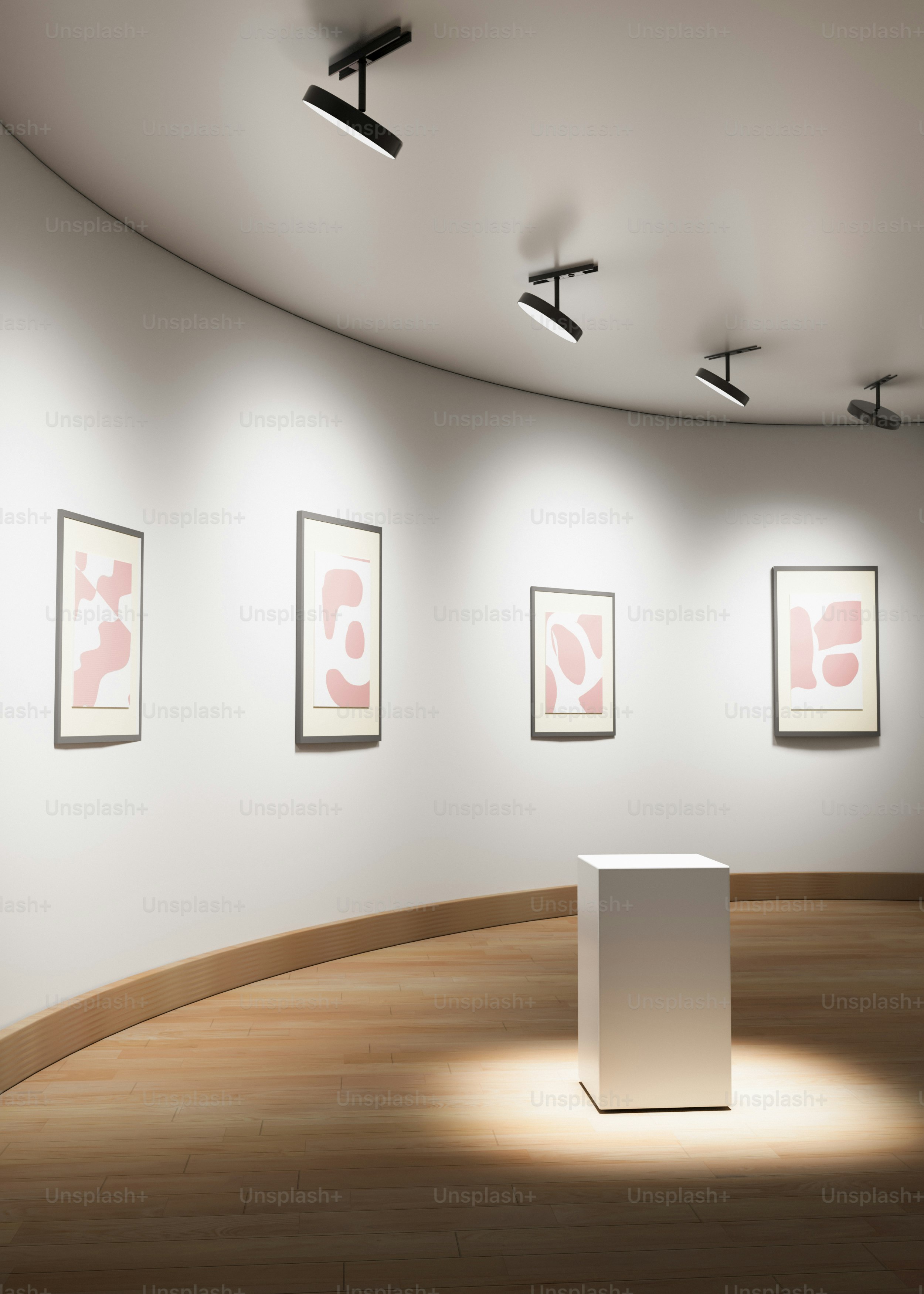 壁に3枚の絵が飾られた空っぽの部屋