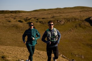 um homem e uma mulher correndo em uma trilha