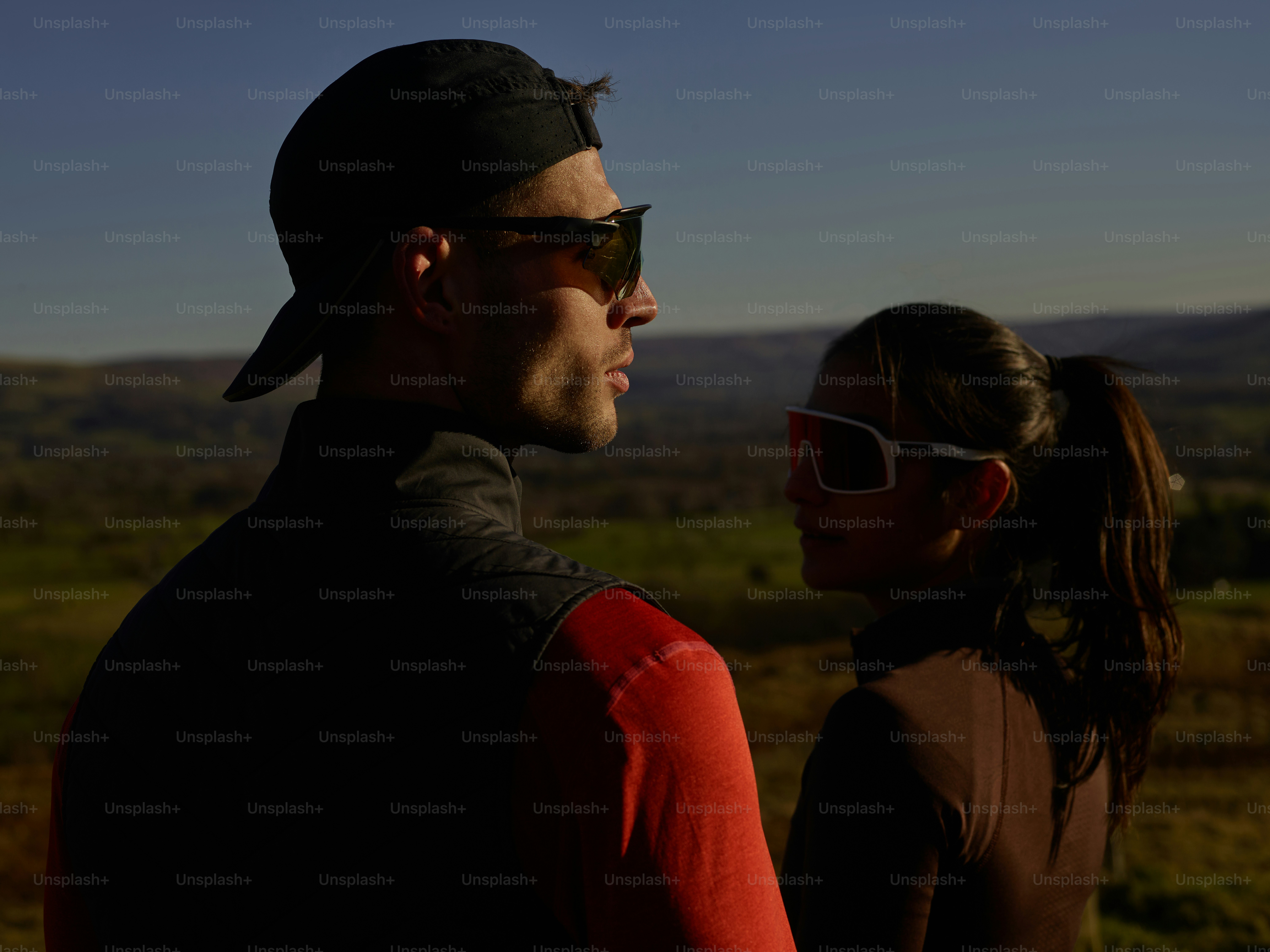 ein Mann und eine Frau stehen auf einem Feld