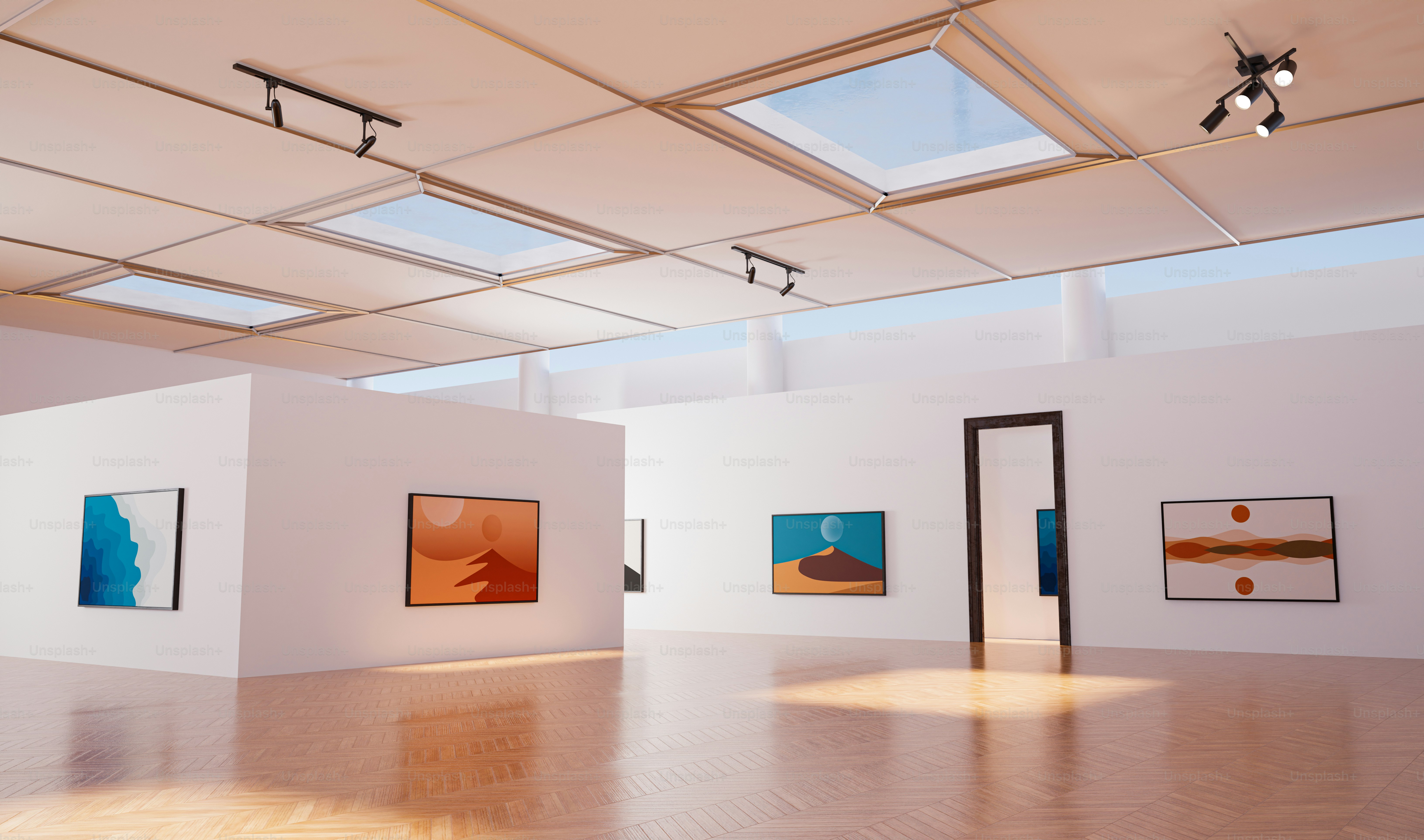 ein leerer Raum mit Gemälden an der Wand