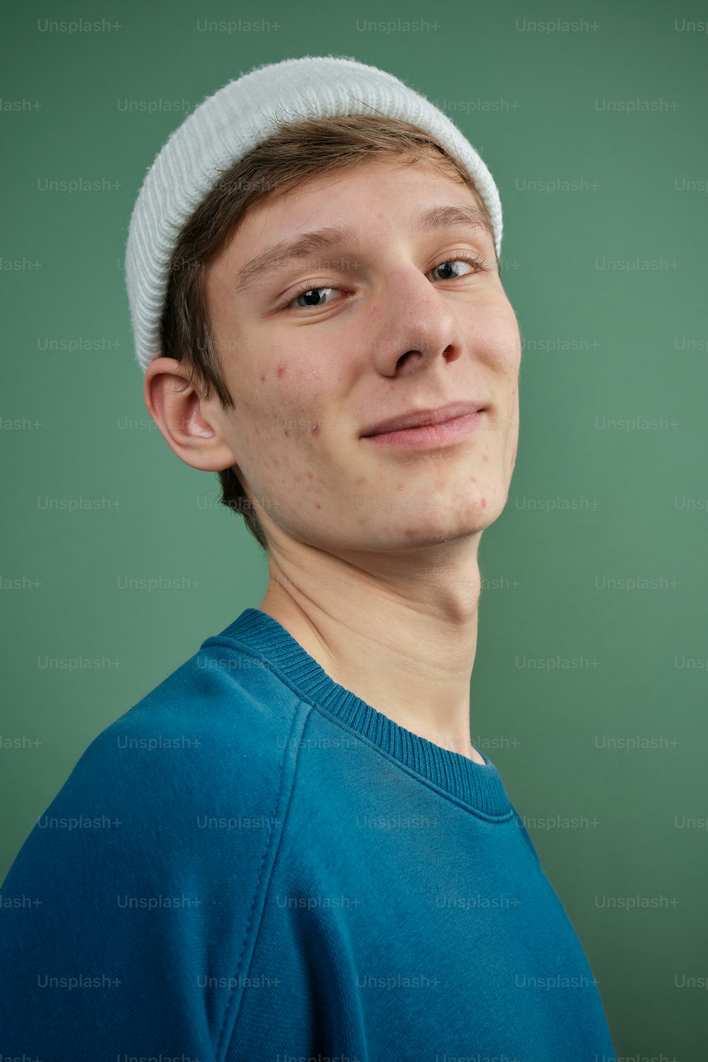 un hombre con camisa azul y sombrero blanco