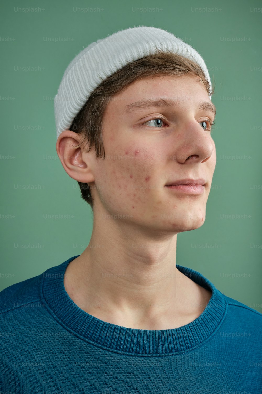 Un joven con el pelo pecosa con un sombrero