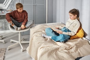 un ragazzo e una ragazza seduti su un letto