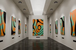 um longo corredor com pinturas na parede