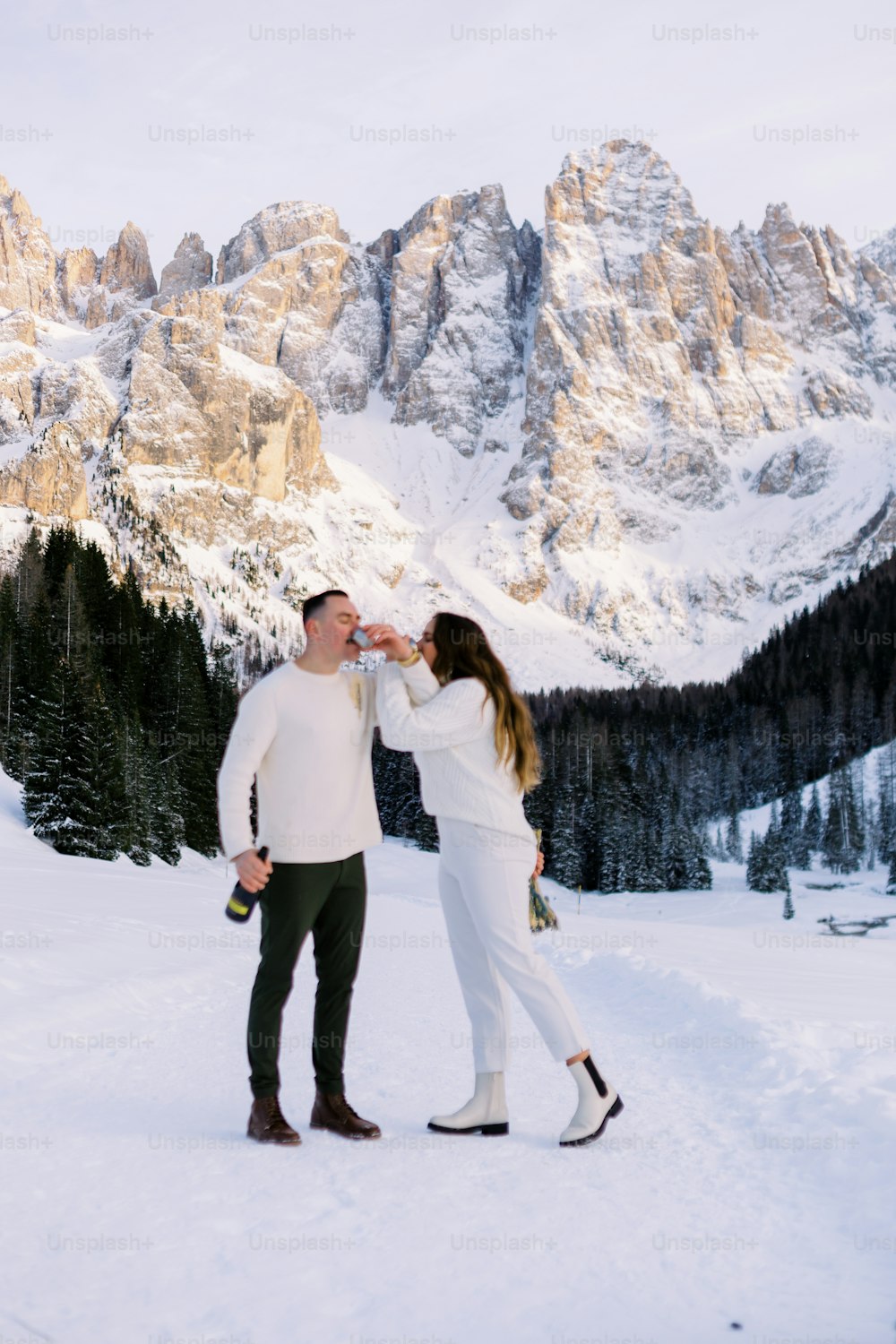 um homem e uma mulher em pé na neve