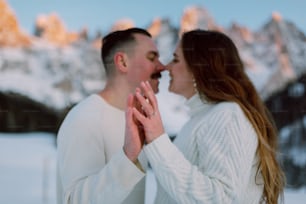Un homme et une femme se tiennent debout dans la neige